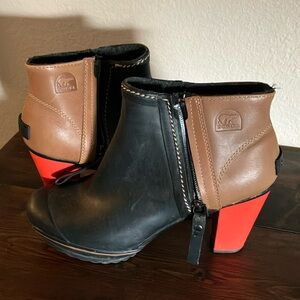 Sorel ankle rubber boots size 10. Trending in the rain! Like new.